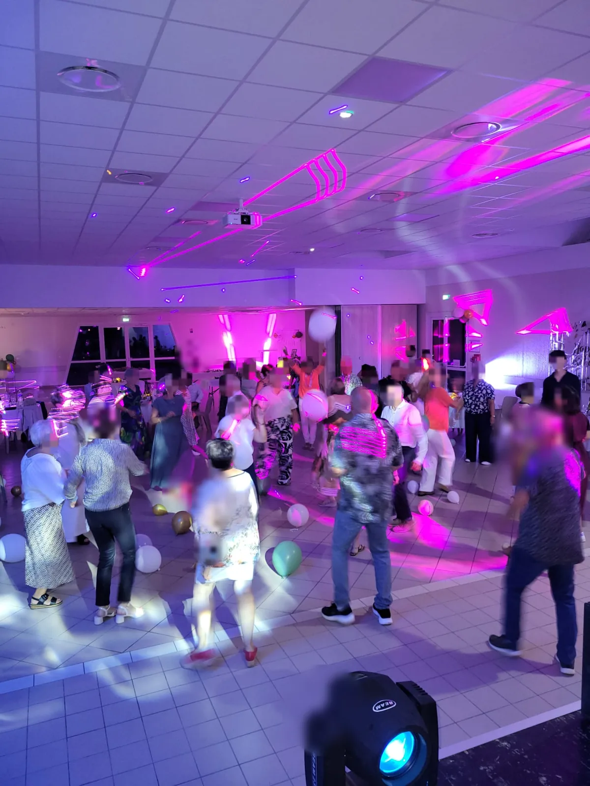 DJ anniversaire 80 ans à la salle L'Espace Foyen de Sainte-Foy - Piste de danse, lasers et éclairage - Vendée Sonorisation