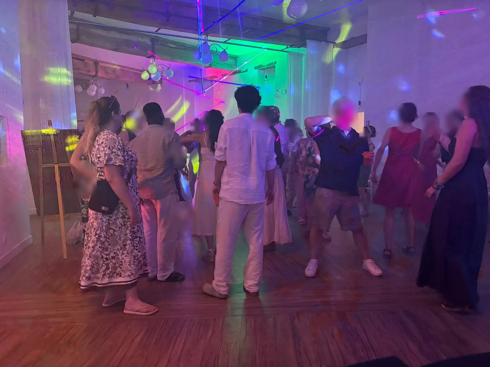 DJ mariage au Domaine des Noces à Bazoges-en-Pareds - Piste de danse et jeux de lumière - Vendée Sonorisation