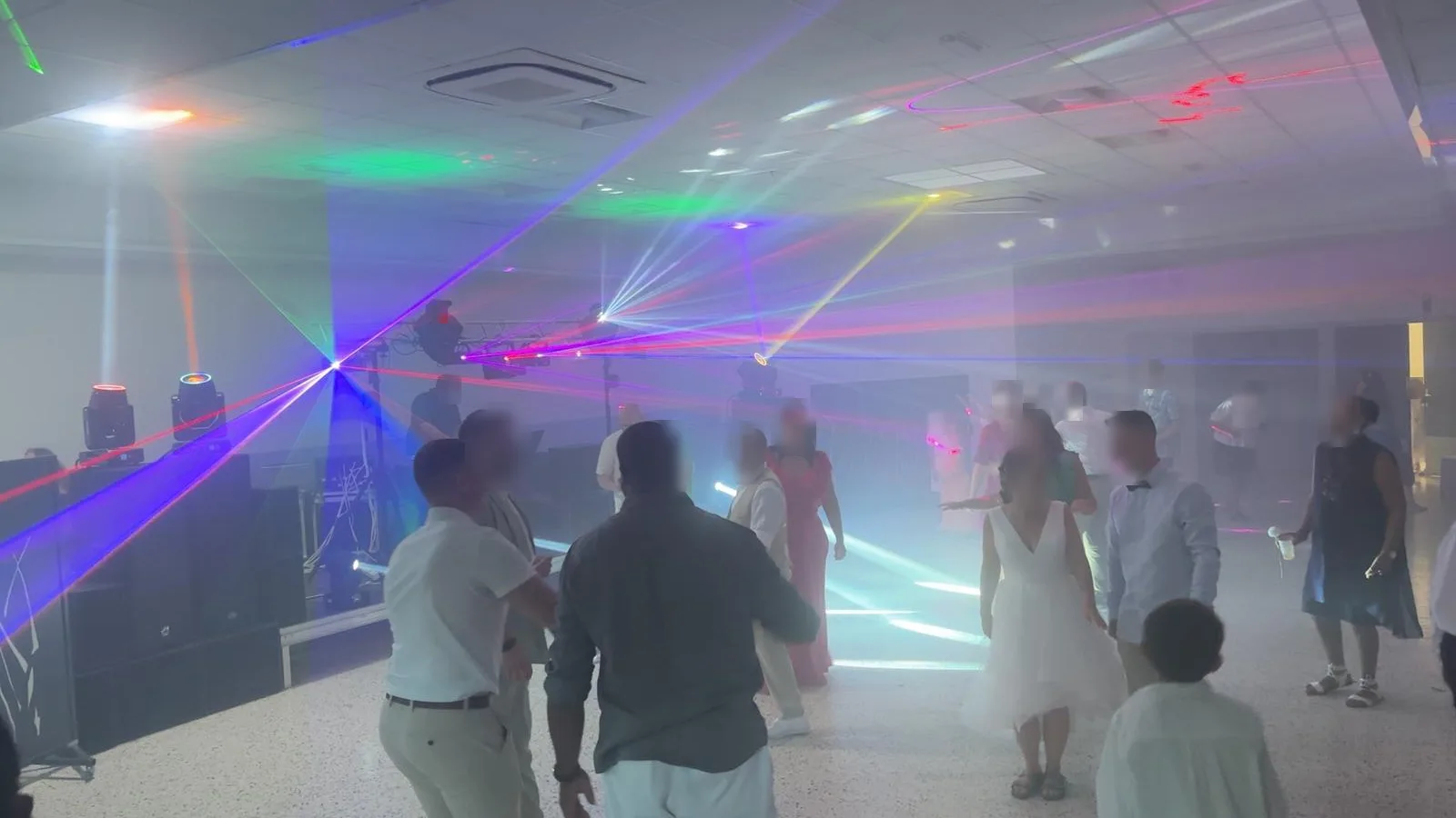 DJ mariage à Aizenay - Restaurant La Forêt - Piste de danse, show laser et fumée - Vendée Sonorisation