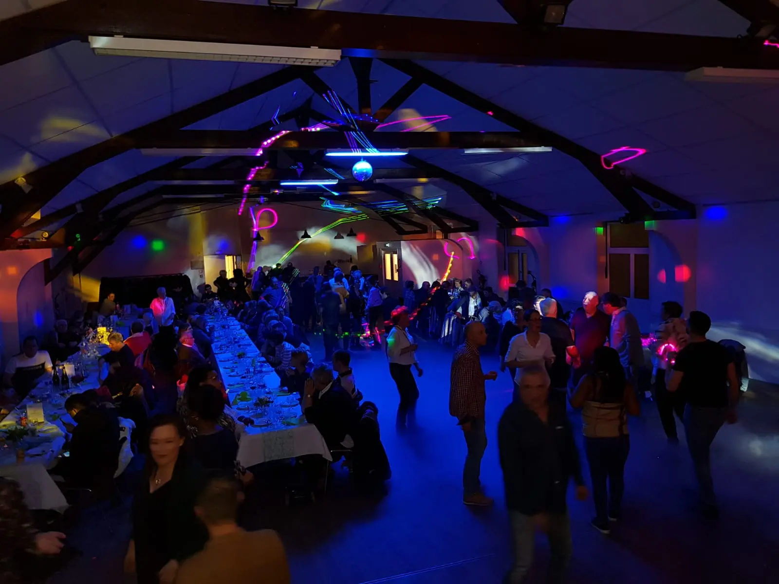 DJ Mariage Marie et Sébastien Vendée - Salle de réception avec fumée basse et lasers